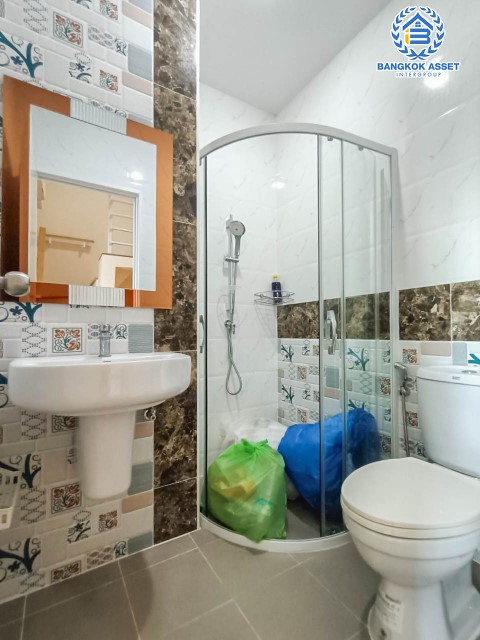 ทาวน์โฮมมือสอง ม. โกลเด้นทาวน์ วิภาวดี-แจ้งวัฒนะ สภาพดีมาก พร้อมเข้าอยู่ บนเนื้อกว่า 19 ตร.ว. 4 ห้องนอน 3 ห้องน้ำ 2 ที่จอดรถ บนทำเลศักยภาพเชื่อมต่อถนนหลายเส้นทางมาก ได้แก่ แจ้งวัฒนะ, ถนนสรงประภา, ลฯล เดินทางสะดวก ใกล้รถไฟฟ้าสถานี "หลักสี่" และ จุดขึ้นทางด่วน "ศรีสมาน"...